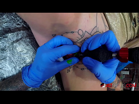 ❤️ La bomba Sully Savage, molt tatuada, es va tatuar al clítoris ❤❌ Súper porno a nosaltres ca.courseclass.ru ☑